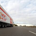 Hoe belettering bijdraagt aan merkherkenning en zichtbaarheid op de weg