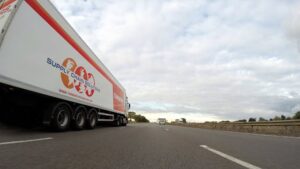 Hoe belettering bijdraagt aan merkherkenning en zichtbaarheid op de weg
